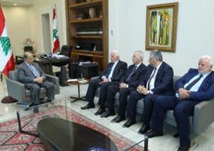 الأحمد يسلم رسالة من الرئيس لنظيره اللبناني