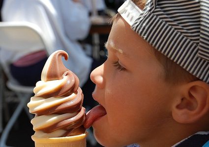 الأطباء يحذرون من مخاطر تناول الآيس كريم في الطقس الحار