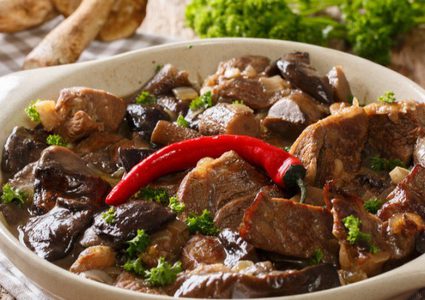 صينية لحم بالفرن مع الفطر