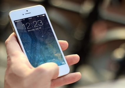 ميزة جديدة في "آيفون" تطيل عمر البطارية!