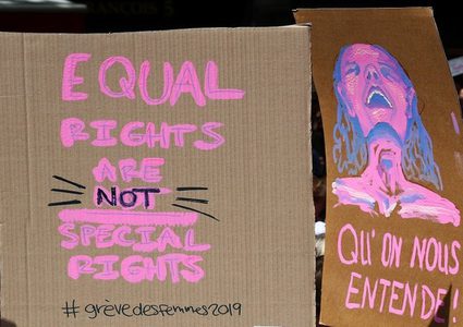 السويسريات يضربن من أجل المساواة