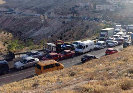 حاجز الكونتينر يشهد أزمة خانقة لليوم الثاني على التوالي