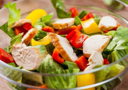 سلطة الدجاج المشوي بالخس والفلفل الملون