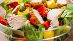 سلطة الدجاج المشوي بالخس والفلفل الملون