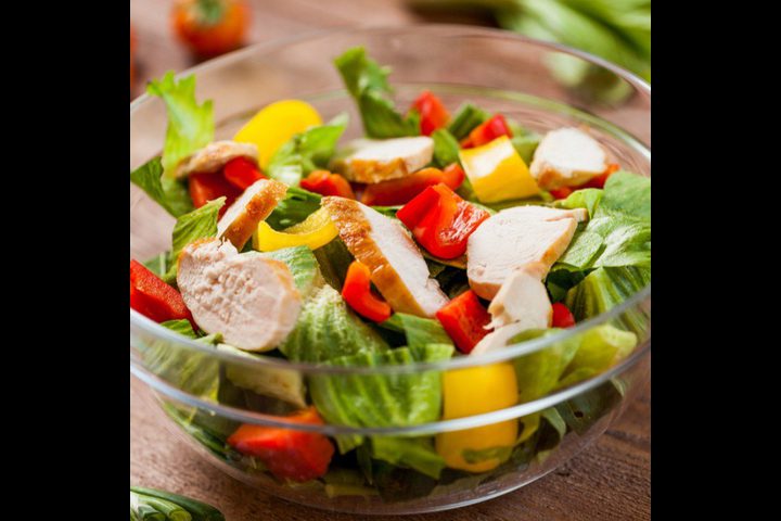 سلطة الدجاج المشوي بالخس والفلفل الملون