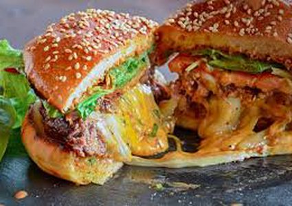 شطيرة "تشيز برغر" كادت أن تتسبب بالعمى لعاملة في "ماكدونالدز"