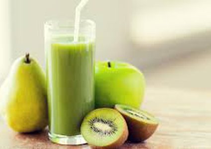 عصير الكيوي والتفاح الأخضر المنعش