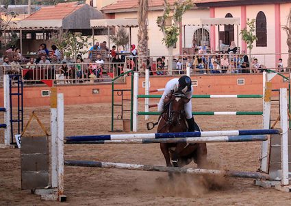 متسابقون يتنافسون على الفوز في مسابقة الفروسية المحلية بغزة