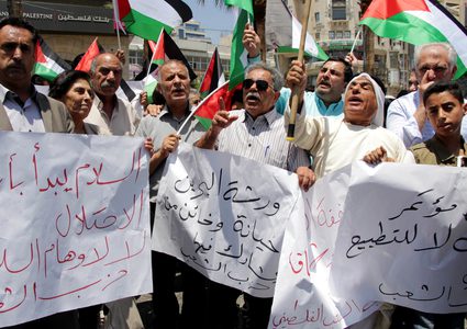 شارك عشرات من المواطنين، اليوم السبت، بوقفة احتجاجية، وسط مدينة رام الله ، تنديداً ب صفقة القرن وورشة المنامة، التي دعت إليها الإدارة الأمريكية، معلنين موقفهم الموحد تجاه القضية الفلسطينية.