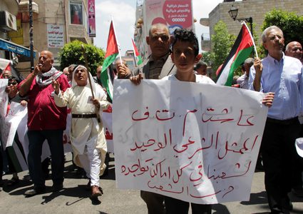 شارك عشرات من المواطنين، اليوم السبت، بوقفة احتجاجية، وسط مدينة رام الله ، تنديداً ب صفقة القرن وورشة المنامة، التي دعت إليها الإدارة الأمريكية، معلنين موقفهم الموحد تجاه القضية الفلسطينية.