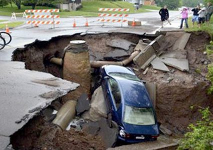 انهيار أرضي يسحق عشرات السيارات في الصين