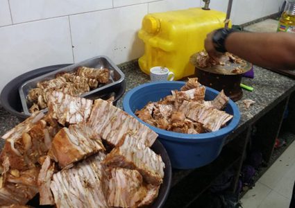 ضبط 91 كيلو من الشاورما الفاسدة في غزة