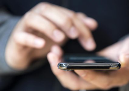 تعرف على مضاعفات "داء الآيفون" وتأثيراته على اليدين