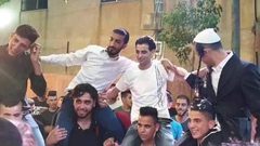 غاضبون: "أنا ما هنت في وطني ولا صغرت أكتافي"