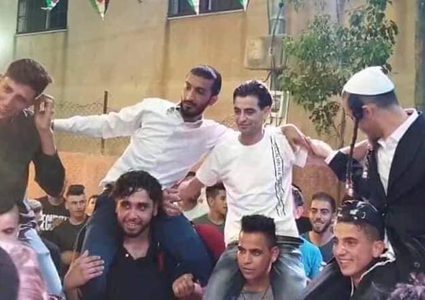 غاضبون: "أنا ما هنت في وطني ولا صغرت أكتافي"