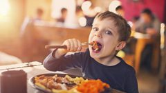 الأكل بسرعة يؤدي للاصابة بالسمنة والسكر وسوء الهضم