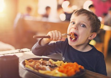 الأكل بسرعة يؤدي للاصابة بالسمنة والسكر وسوء الهضم