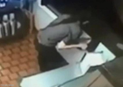 موظفة "ماكدونالدز" كادت تصاب بالعمى بسبب "تشيز برغر"
