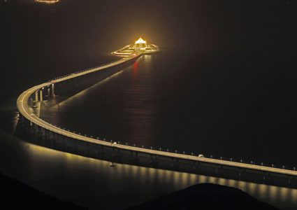 لحظة انهيار جسر وسقوط سيارتين في النهر