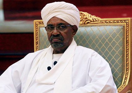 الظهور الأول للبشير منذ الاطاحة به..بملابس بيضاء وسيارة"لاندكروز"