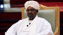 الظهور الأول للبشير منذ الاطاحة به..بملابس بيضاء وسيارة"لاندكروز"
