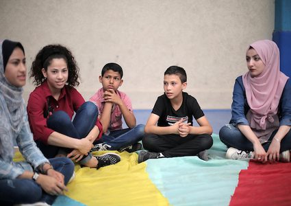 أطفال من ذوي الاحتياجات الخاصة، يحضرون معسكرًا صيفيًا ينظمه منتدى الشباب في مدينة غزة في 16 يونيو 2019. يجمع المخيم الأطفال ذوي الإعاقة وغيرهم من الأطفال ويديره مجموعة من المتطوعين.