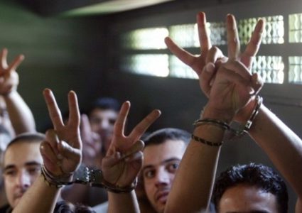 أسرى "عسقلان" يُعلّقون إضرابهم عن الطعام