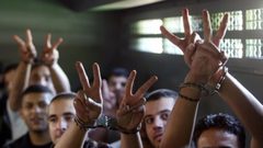 أسرى "عسقلان" يُعلّقون إضرابهم عن الطعام
