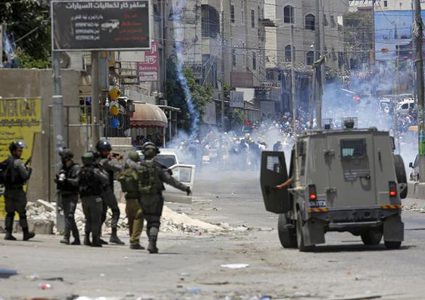 شرطة الاحتلال تعتدي على مواطنين في العيسوية