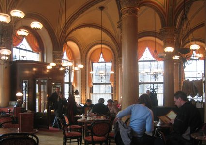 أبرز المقاهي الأدبية في العالم العربي