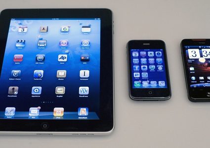 ضوء شاشات الهواتف الذكية يعجل بشيخوخة الجلد