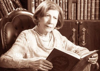 الرئيس عباس يمنح الشاعرة الجيوسي وسام الثقافة والعلوم والفنون