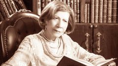 الرئيس عباس يمنح الشاعرة الجيوسي وسام الثقافة والعلوم والفنون