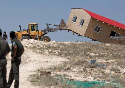 الاحتلال يخطر بهدم واخلاء أراضٍ في العيسوية