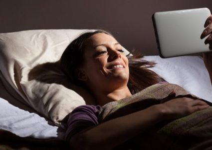 أضرار تصفح الهاتف قبل النوم