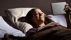 أضرار تصفح الهاتف قبل النوم
