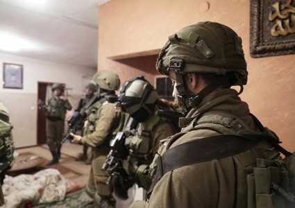 حملة اعتقالات واسعة طالت 22 مواطنا فجرا