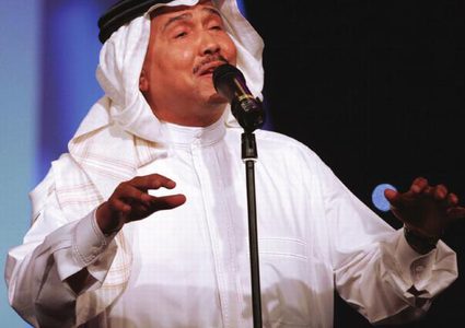 ردة فعل غريبة من محمد عبده بعد أن وقفت على جبينه جرادة أثناء حفله