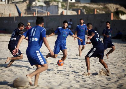 لاعبون فلسطينيون يتنافسون في مباراة كرة الشاطئ خلال مسابقة محلية ، على شاطئ البحر الأبيض المتوسط ​​، غرب مدينة غزة