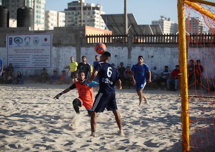 بكرة القدم : لاعبون فلسطينيون يتنافسون على شاطئ بحر غزة
