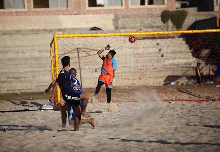 لاعبون فلسطينيون يتنافسون في مباراة كرة الشاطئ خلال مسابقة محلية ، على شاطئ البحر الأبيض المتوسط ​​، غرب مدينة غزة