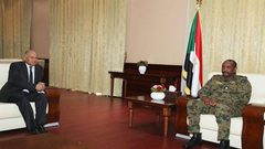 مباحثات بين البرهان وأمين عام الجامعة العربية بشأن السودان