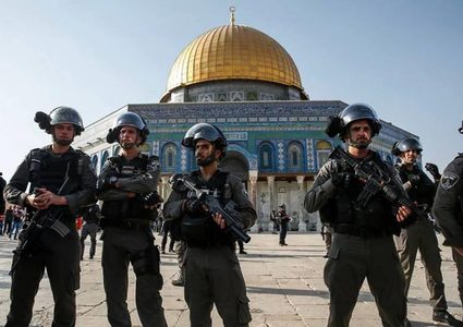 شرطة الاحتلال تبعد 7 مقدسيين عن المسجد الأقصى