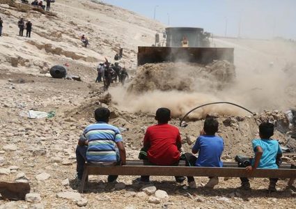 نيابة الاحتلال تطالب بتأجيل إخلاء الخان الأحمر