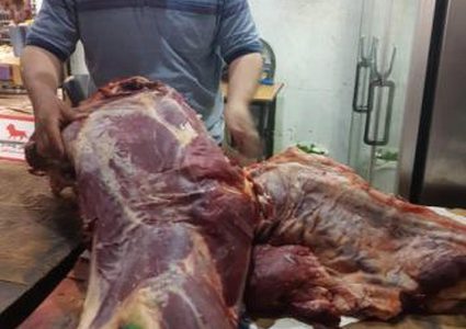 إتلاف لحوم فاسدة في غزة