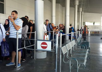 الاحتلال يمنع سفر 10 مواطنين من معبر الكرامة