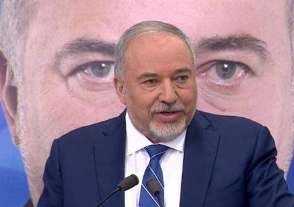 ليبرمان يهاجم نتنياهو بسبب الأموال القطرية