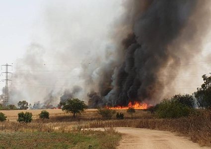 الاحتلال يخلي منازل مستوطنة جنوبي نابلس بفعل حريق كبير