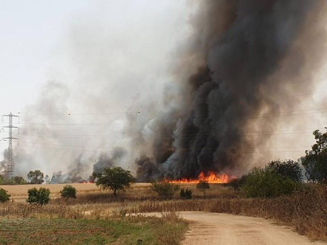 الاحتلال يخلي منازل مستوطنة جنوبي نابلس بفعل حريق كبير