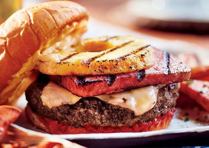 دراسة: تناول اللحم المقدد والبرغر يصيبك بأمراض قاتلة